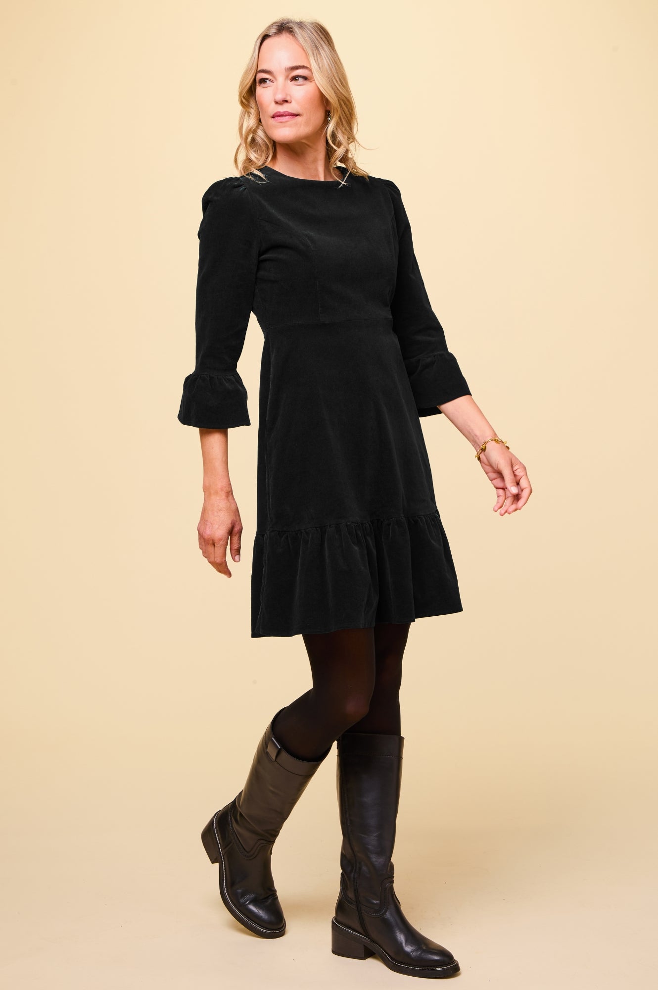 &her アンドハー　Corduroy Dress/Black ワンピース　黒 Aspiga Ladies Sustainable Victoria Round Neck 3/4 Sleeve Stretch