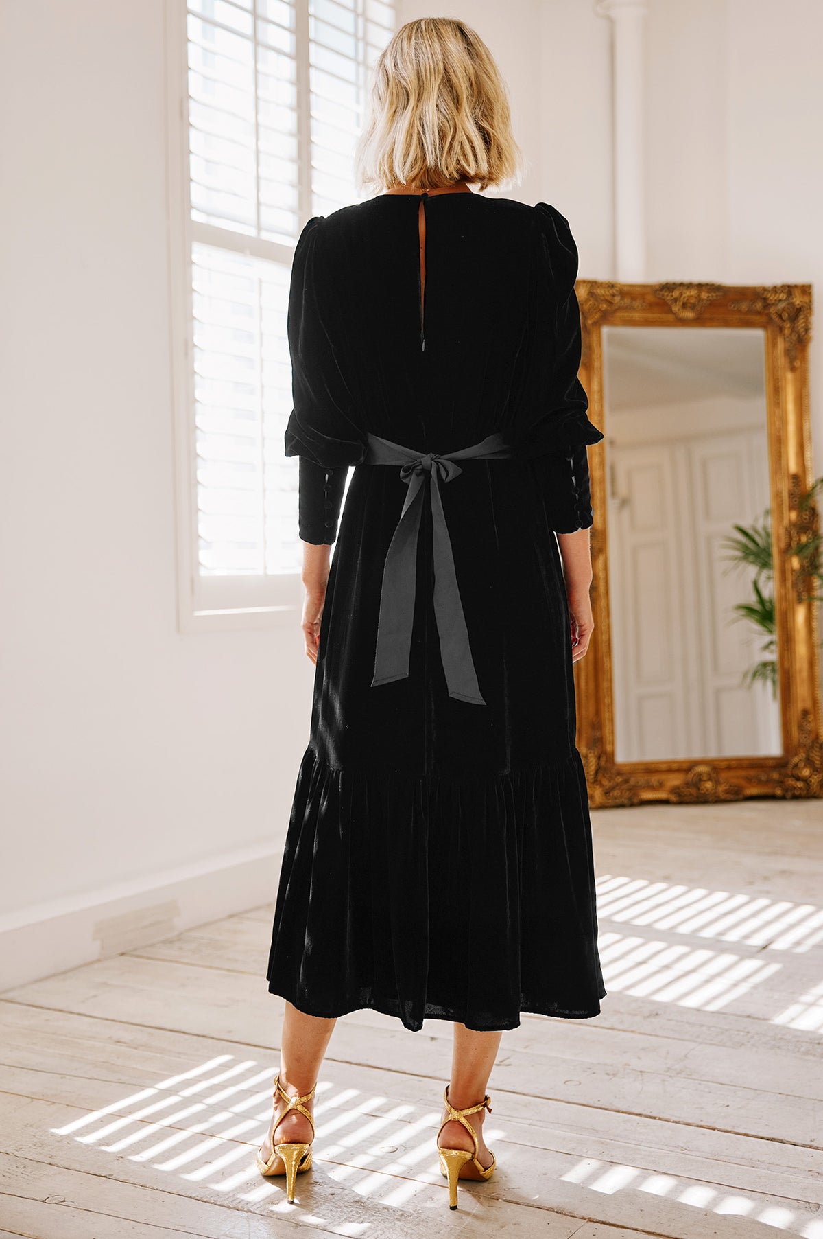 新品タグ付き♡ミストレアス♡Cape Set Velvet Dress♡ブラック Aspiga Sustainable Ladies Luxurious Esmee Velvet Dress Black